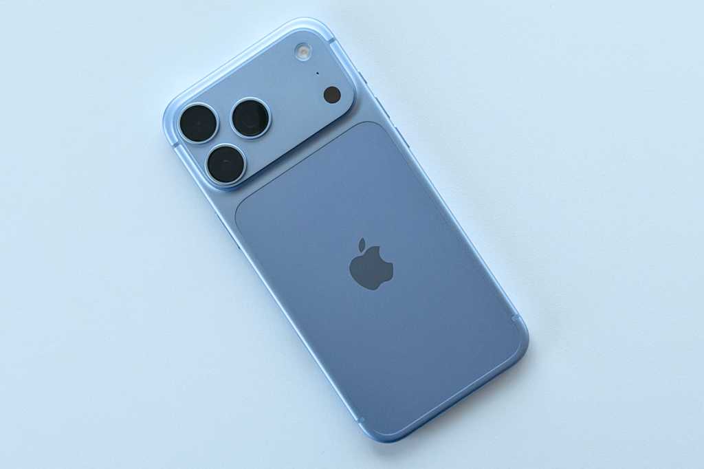 Mặt lưng chiếc iPhone 18 Pro màu Glacier với cụm camera sau