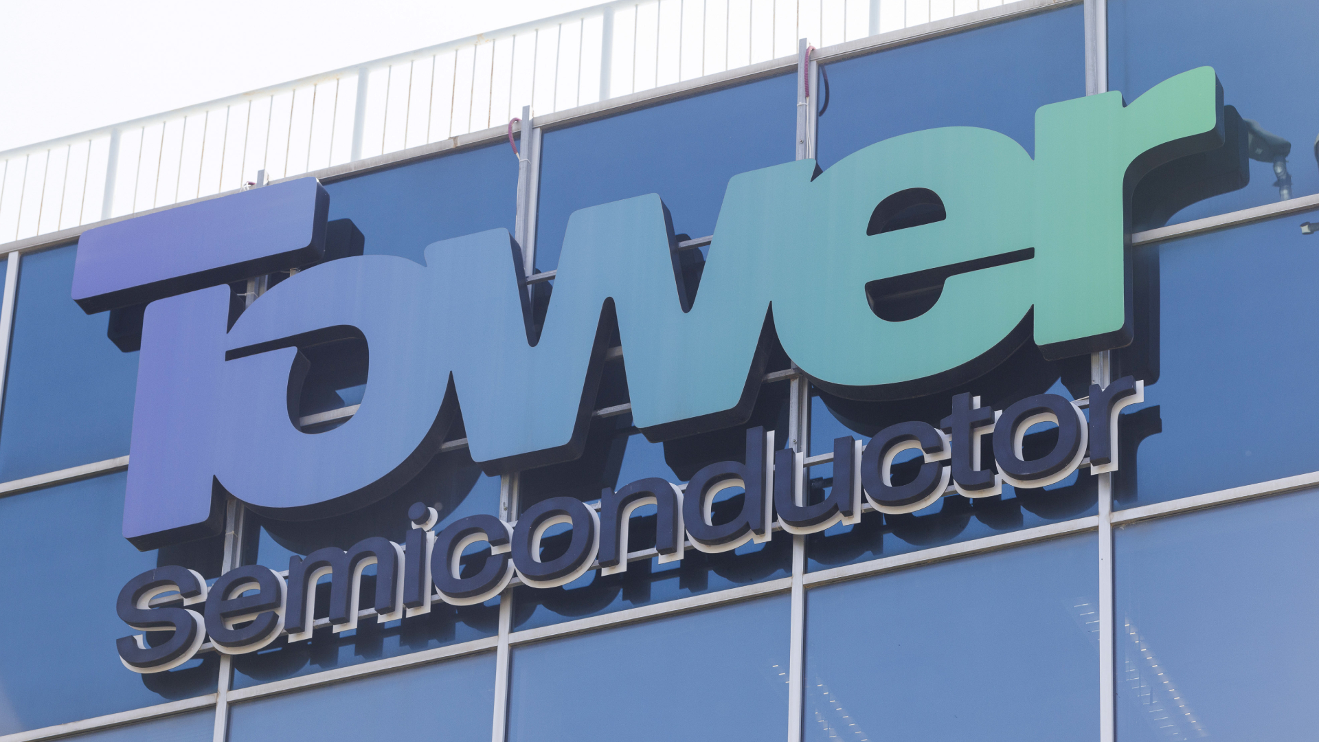 Biển hiệu Tower Semiconductor trên tòa nhà