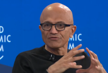 Satya Nadella phát biểu trước phông nền World Economic Forum