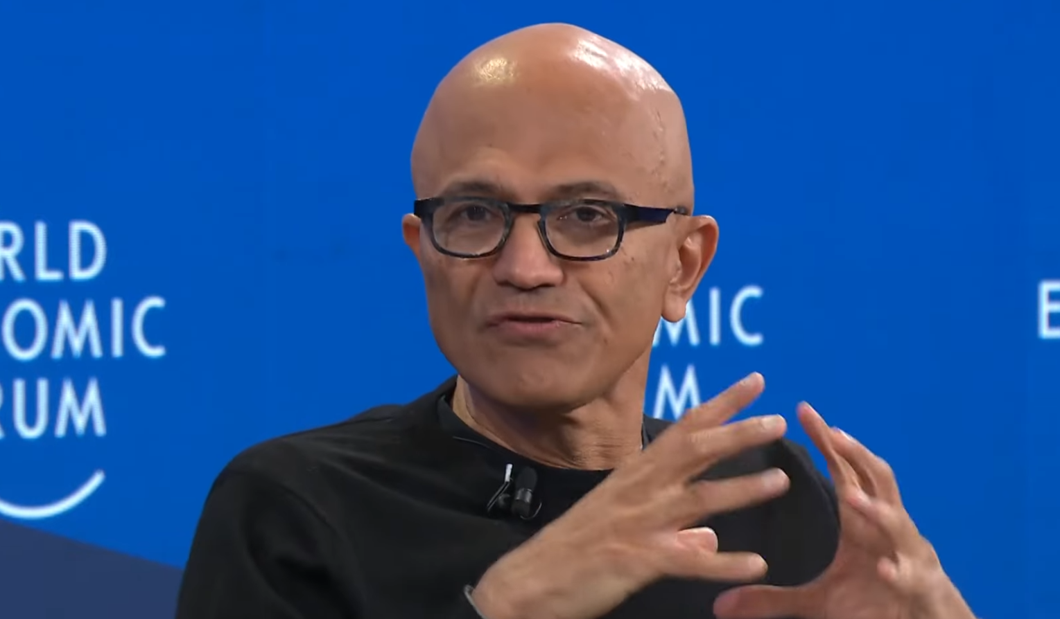 Satya Nadella phát biểu trước phông nền World Economic Forum