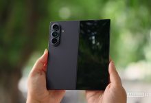 Galaxy Z Fold 8 Ultra mở ra, thấy màn hình ngoài và mặt lưng