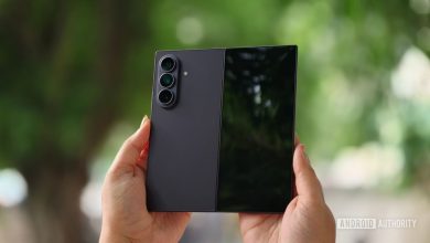 Galaxy Z Fold 8 Ultra mở ra, thấy màn hình ngoài và mặt lưng