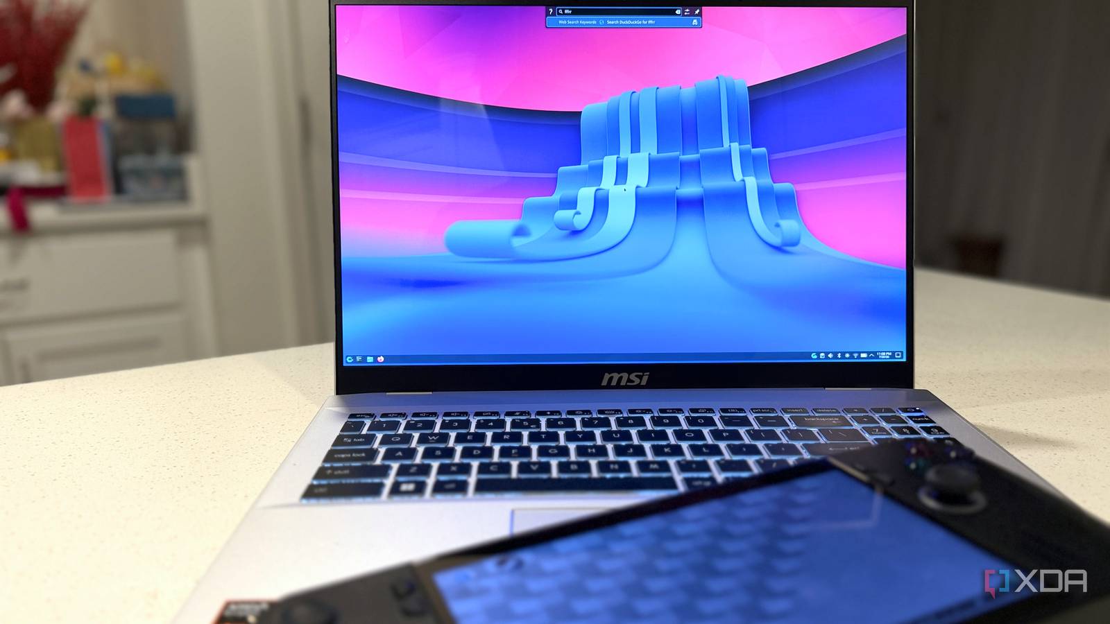 Giao diện môi trường máy tính KDE Plasma trên máy tính xách tay và thiết bị cầm tay
