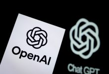 Biểu tượng OpenAI trên màn hình hiển thị công nghệ