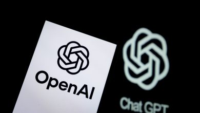 Biểu tượng OpenAI trên màn hình hiển thị công nghệ
