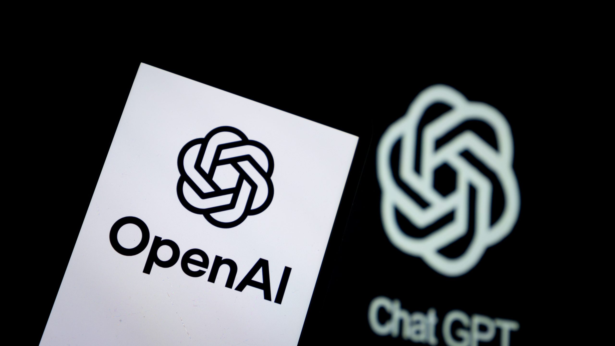 Biểu tượng OpenAI trên màn hình hiển thị công nghệ