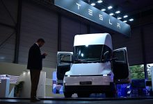 Xe tải điện Tesla Semi màu đỏ trên đường