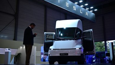 Xe tải điện Tesla Semi màu đỏ trên đường