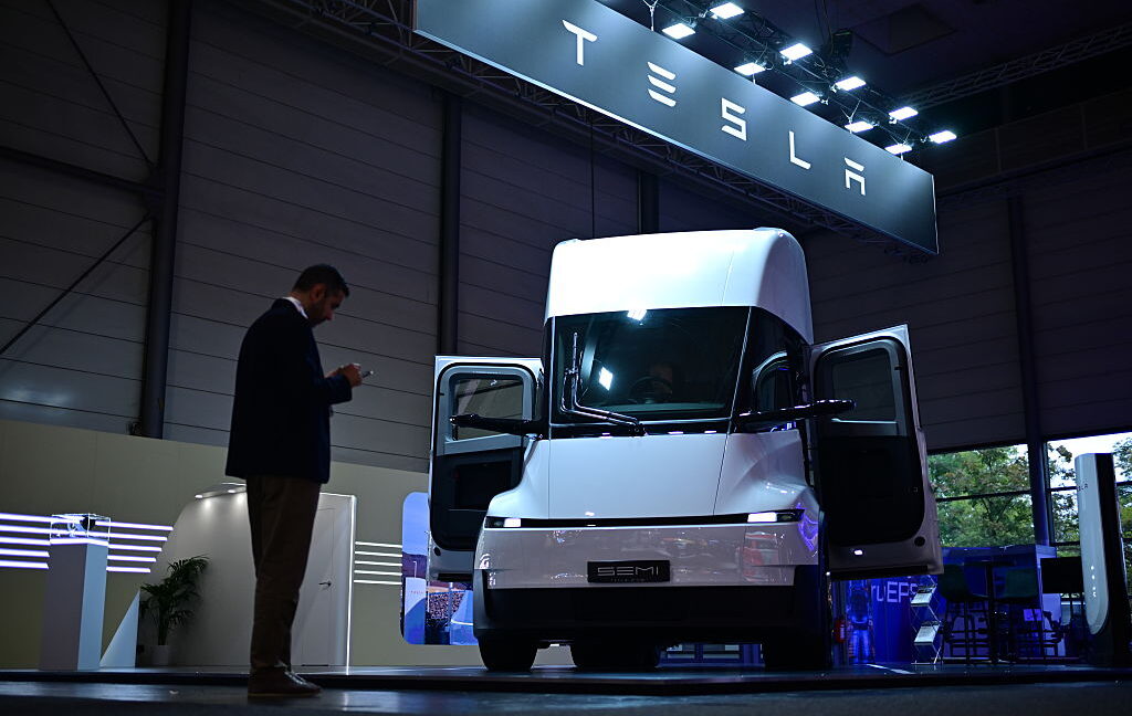 Xe tải điện Tesla Semi màu đỏ trên đường