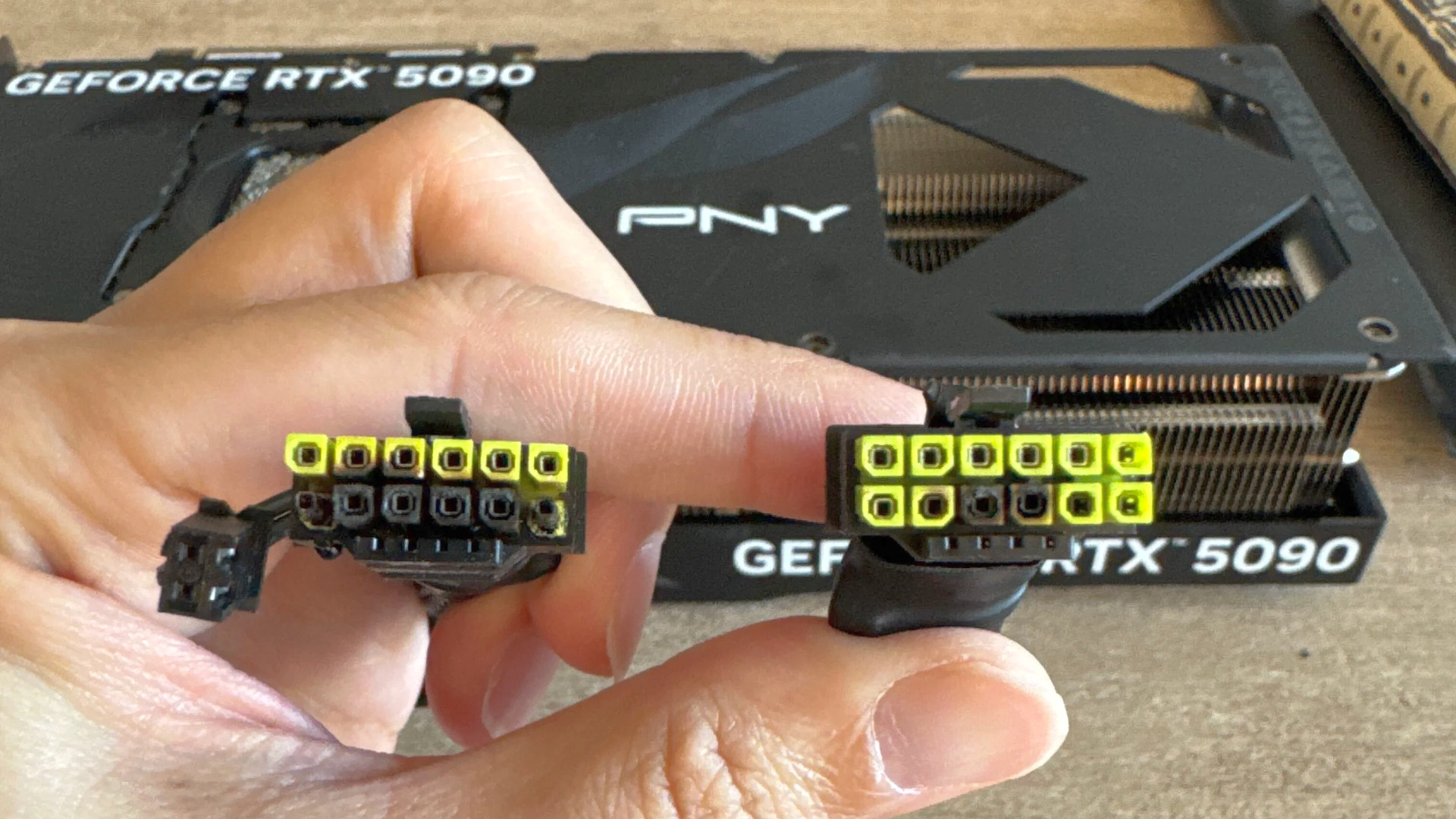 Card đồ họa PNY GeForce RTX 5090 và sợi cáp 12V-2x6 bị cháy
