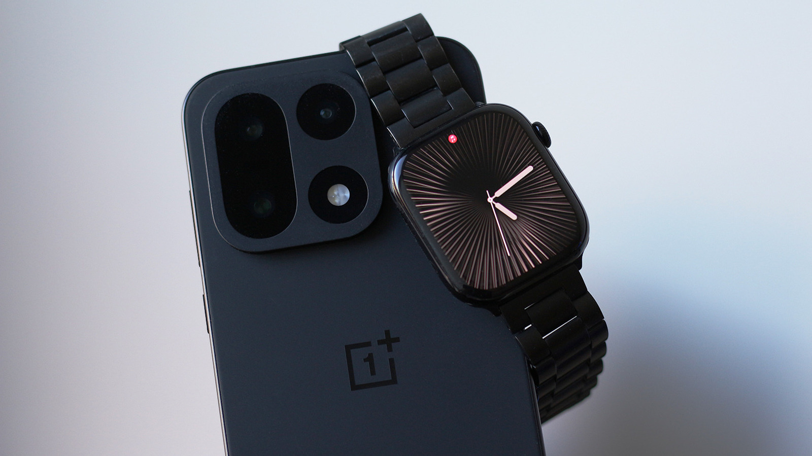 Apple Watch đặt cạnh điện thoại Android OnePlus