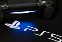 Logo PlayStation 5 và tay cầm điều khiển trên nền đen