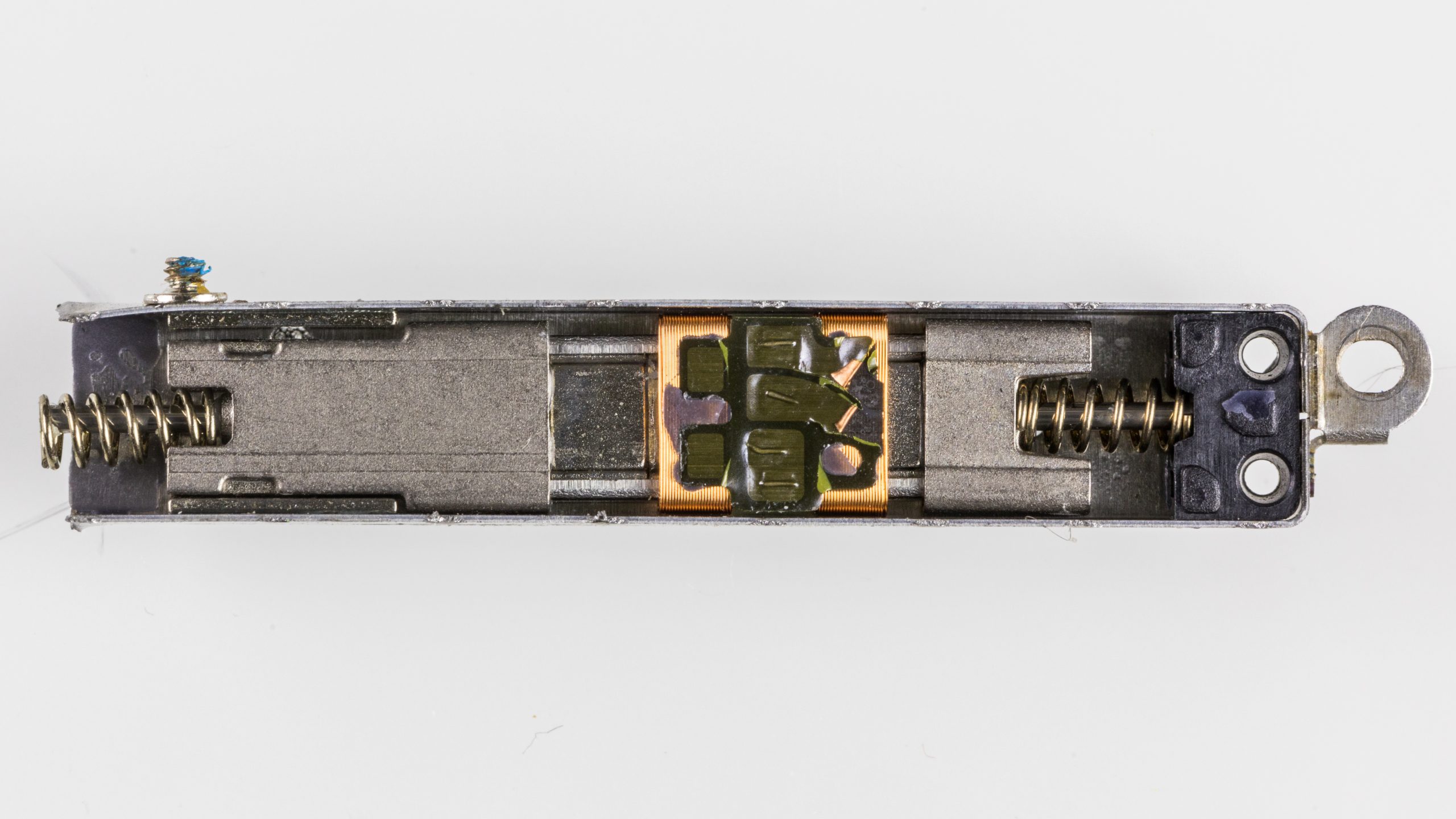 Cụm Taptic Engine bên trong iPhone 6s
