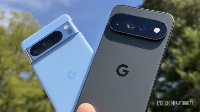 Hai điện thoại Pixel 11 Pro XL và Pixel 8 Pro đặt cạnh nhau