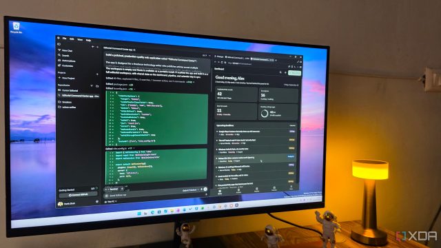 Màn hình máy tính hiển thị trình soạn mã bên cạnh dashboard theo dõi công việc biên tập.
