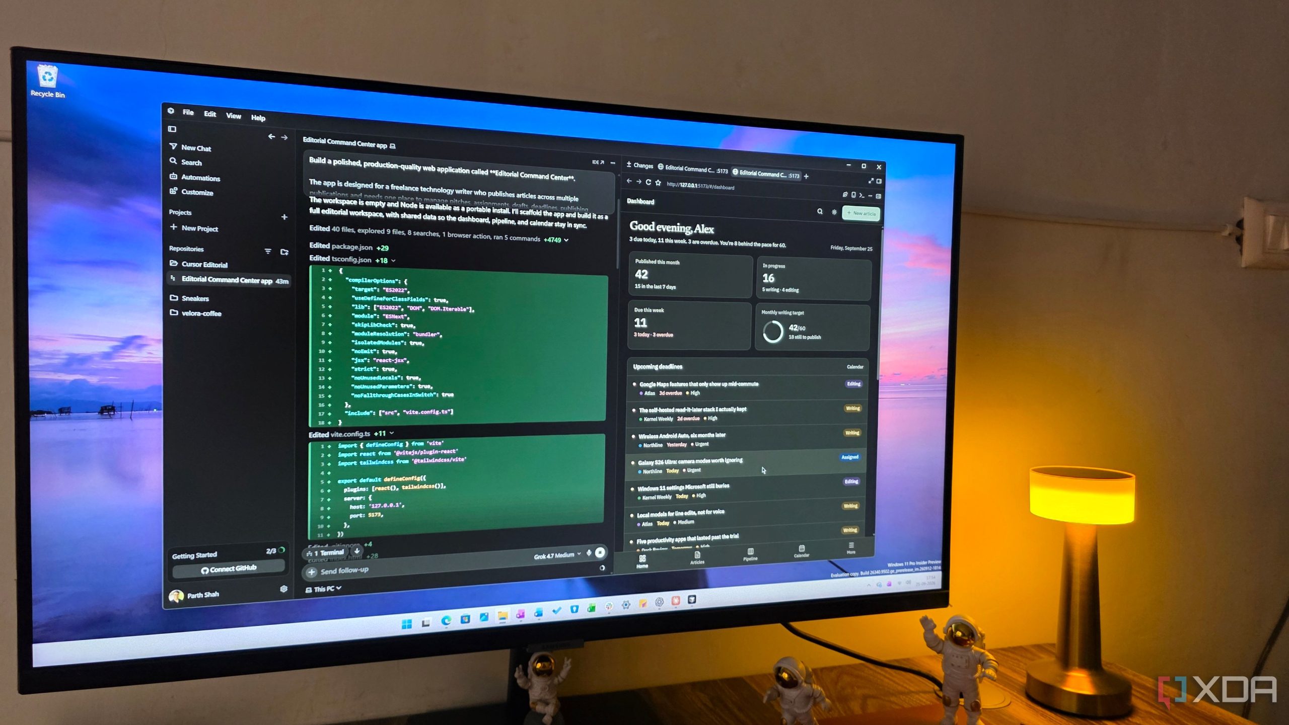 Màn hình máy tính hiển thị trình soạn mã bên cạnh dashboard theo dõi công việc biên tập.