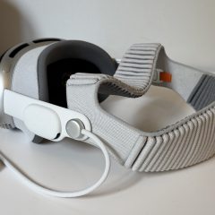 Apple Vision Pro đặt trên bàn cùng dây cáp và bộ pin rời