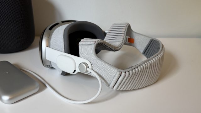 Apple Vision Pro đặt trên bàn cùng dây cáp và bộ pin rời