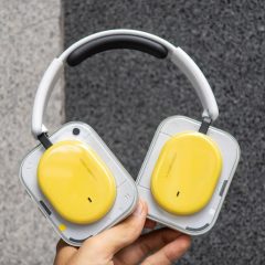 Nothing Headphone (a) màu trắng đặt cạnh túi đựng