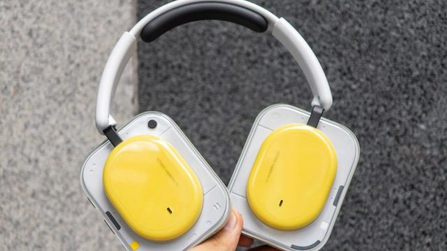 Nothing Headphone (a) màu trắng đặt cạnh túi đựng