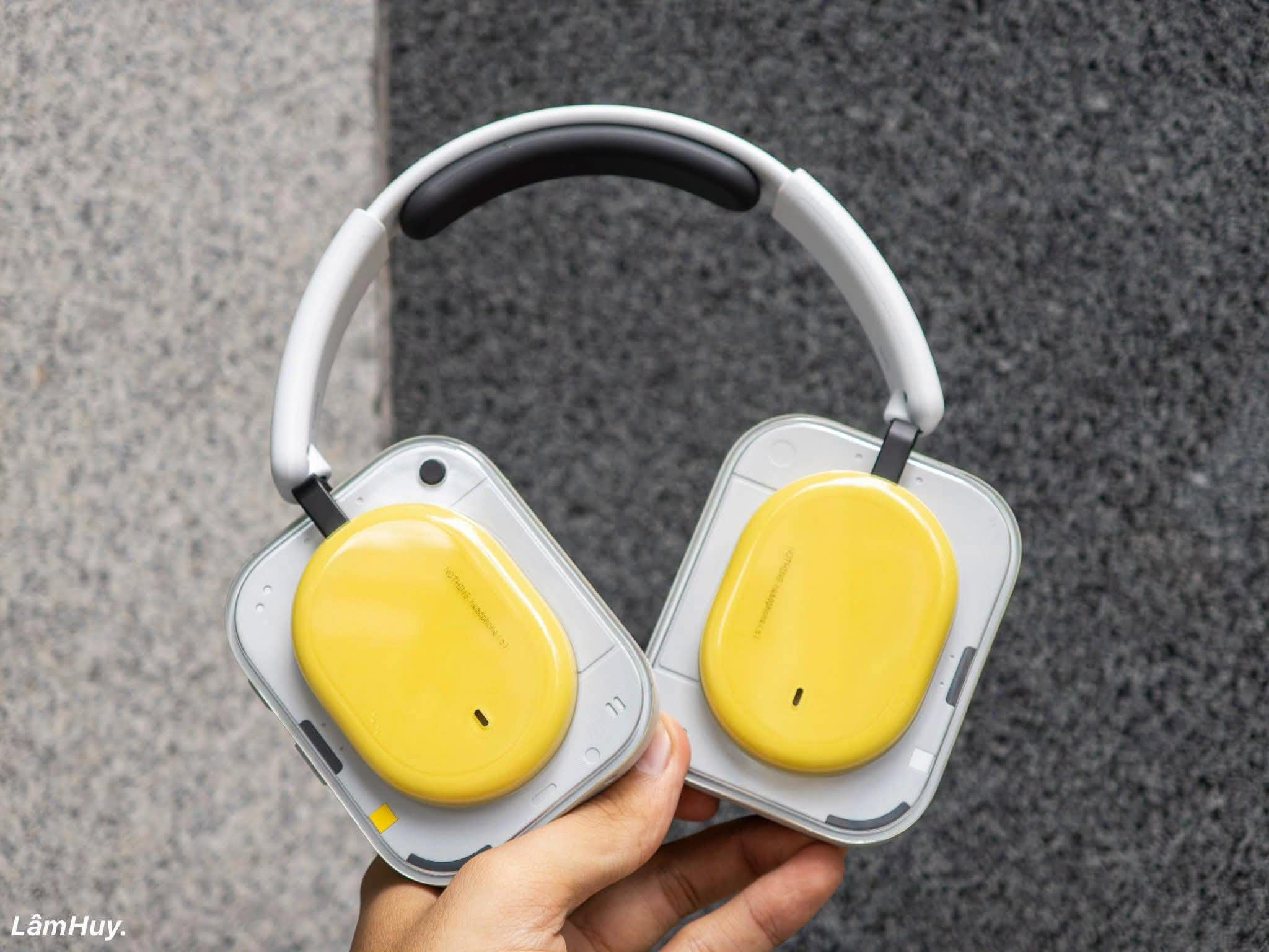 Nothing Headphone (a) màu trắng đặt cạnh túi đựng