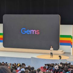 Chữ Gems trên màn hình sự kiện Google