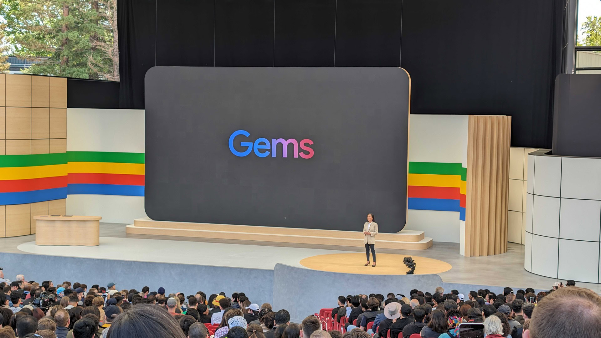 Chữ Gems trên màn hình sự kiện Google