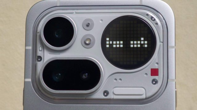 Mặt lưng Nothing Phone 4a Pro và ma trận Glyph Matrix
