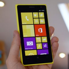 Giao diện Live Tiles trên Nokia Lumia 1020 màu vàng