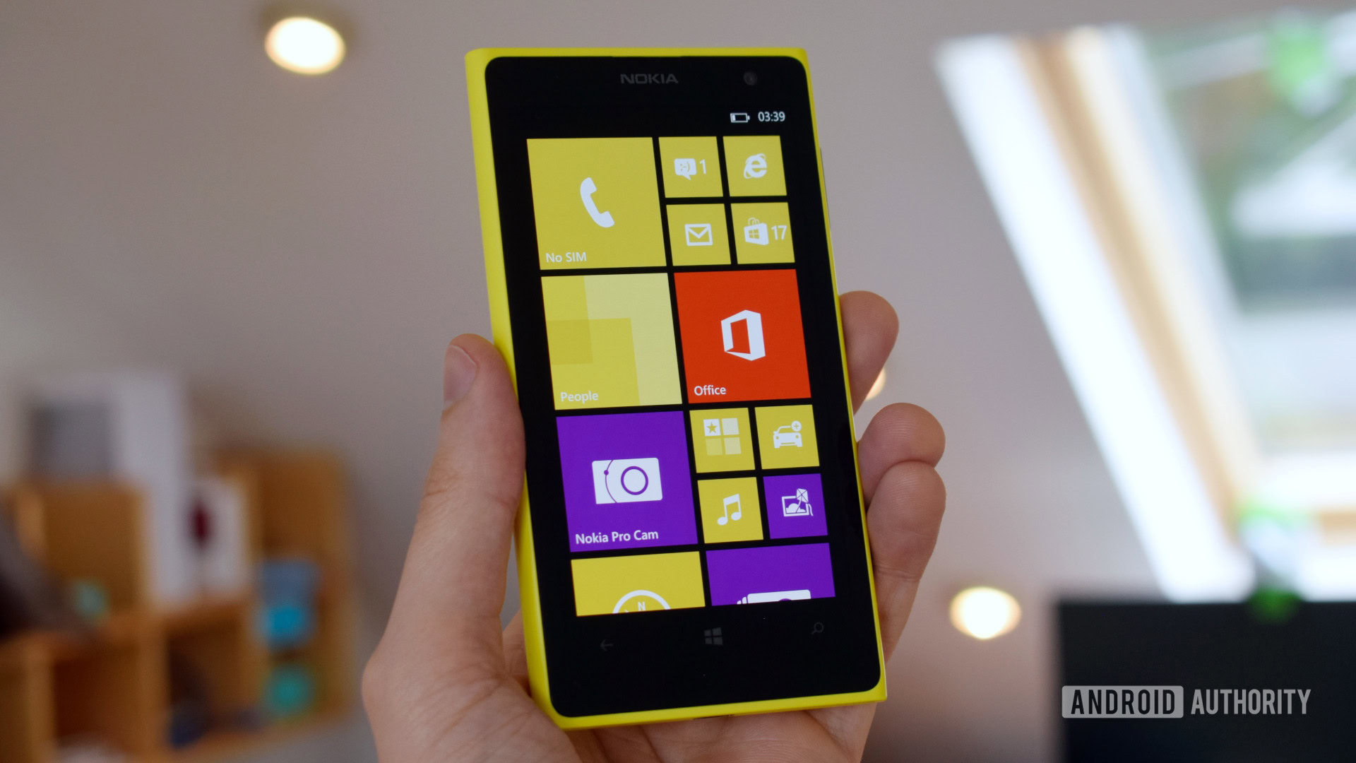 Giao diện Live Tiles trên Nokia Lumia 1020 màu vàng