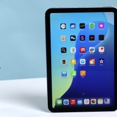 iPad mini thế hệ hiện tại hiển thị màn hình chính