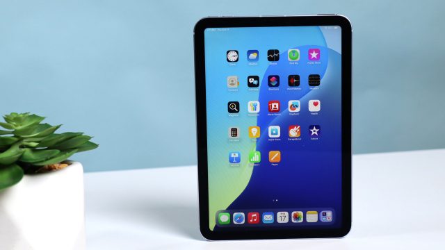 iPad mini thế hệ hiện tại hiển thị màn hình chính