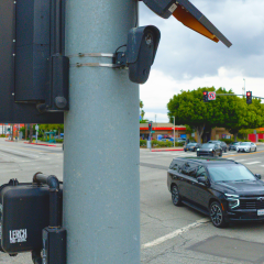 Camera giám sát Flock Safety gắn trên cột giao thông đường phố Mỹ
