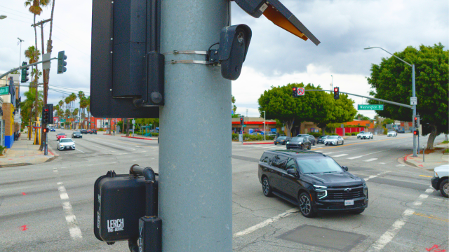 Camera giám sát Flock Safety gắn trên cột giao thông đường phố Mỹ