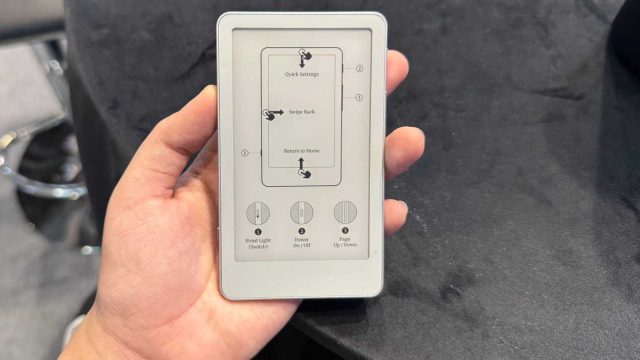 Boox Picco trên tay với màn hình hướng dẫn thao tác