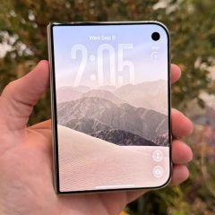 Màn hình ngoài iPhone Duo trong ảnh chụp tại sự kiện Apple