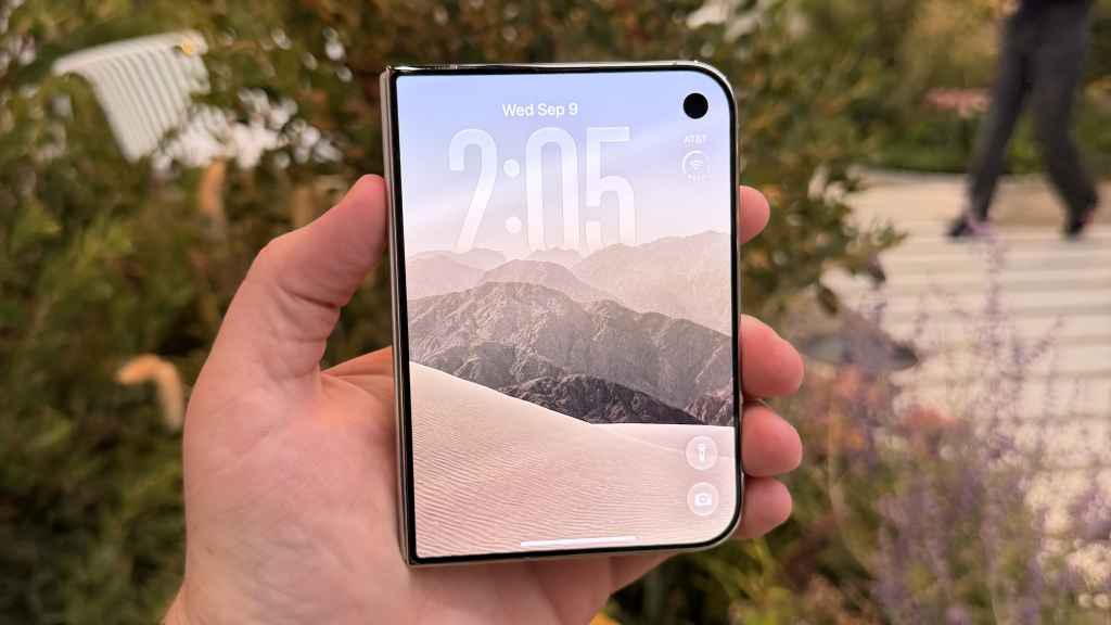 Màn hình ngoài iPhone Duo trong ảnh chụp tại sự kiện Apple