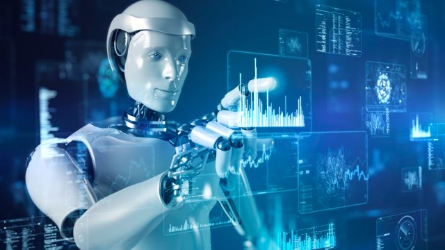 Robot hình người đứng trước màn hình hiển thị chuỗi dữ liệu số