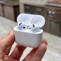 AirPods 5 trong hộp sạc, ảnh cận cảnh