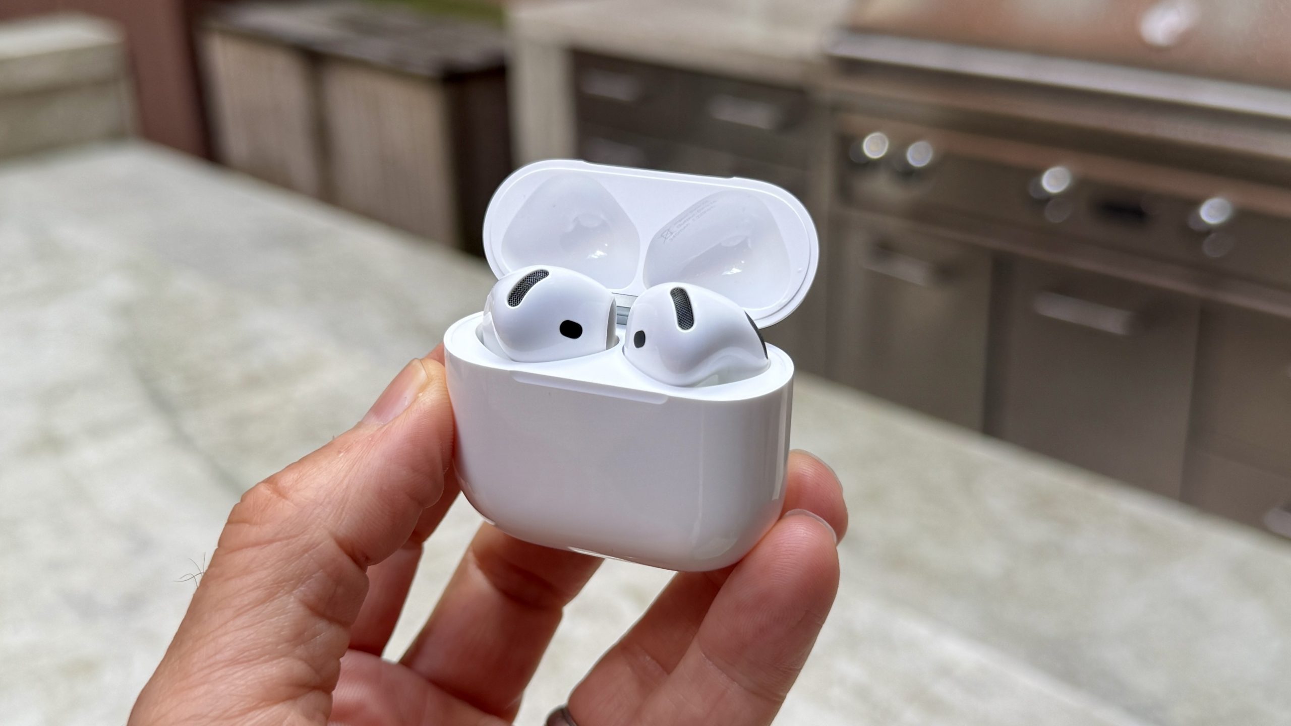 AirPods 5 trong hộp sạc, ảnh cận cảnh