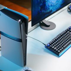 Góc bàn làm việc với PS5 Pro, màn hình và bàn phím cơ