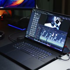 ROG Zephyrus Duo mở màn hình phụ khi dựng video