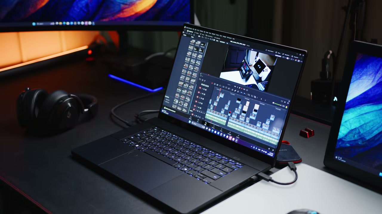 ROG Zephyrus Duo hiển thị timeline dựng video trên màn hình phụ