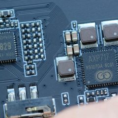 Cận cảnh IC AXP717 và XR829 trên bo mạch TRIMUI Brick Pro