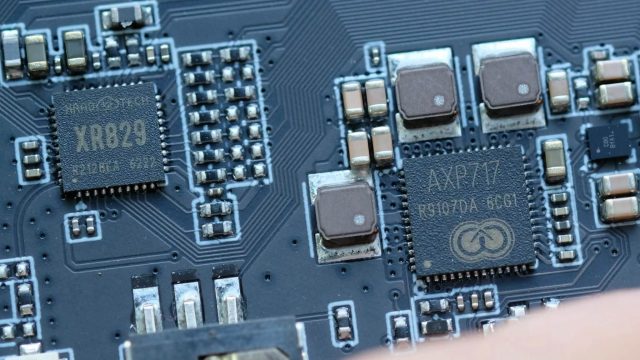 Cận cảnh IC AXP717 và XR829 trên bo mạch TRIMUI Brick Pro