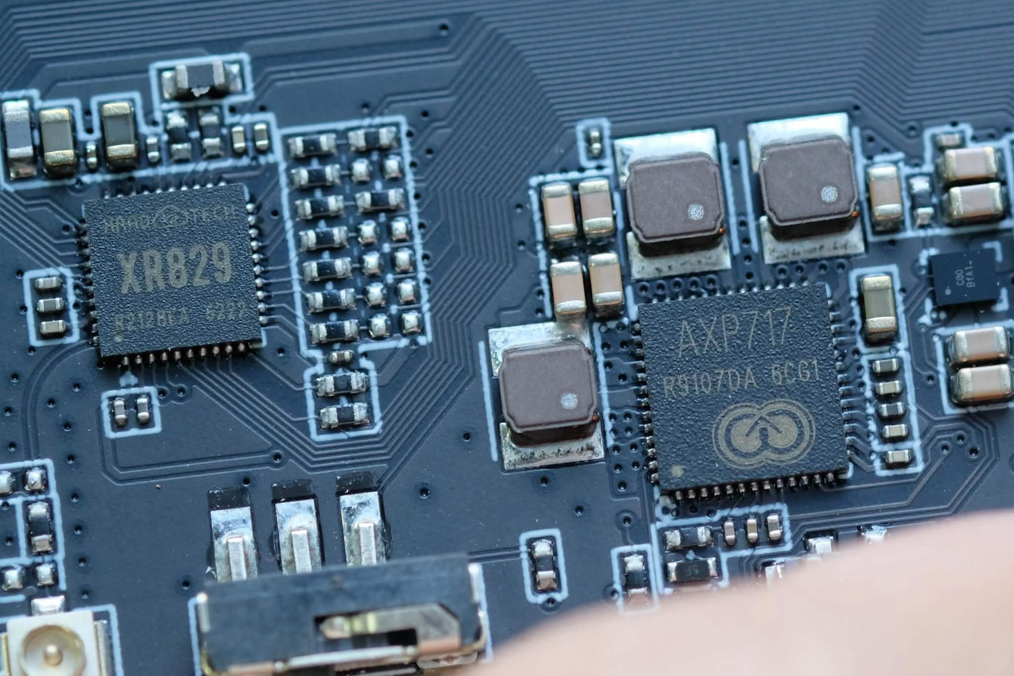 Cận cảnh IC AXP717 và XR829 trên bo mạch TRIMUI Brick Pro