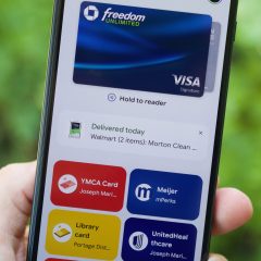 Giao diện Google Wallet hiển thị thẻ thanh toán và thẻ thành viên trên màn hình điện thoại.