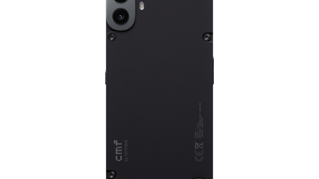 CMF Phone 1 màu cam được người mẫu cầm trên tay