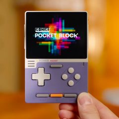 KONKR Pocket BLOCK màu tím trên tay với thiết kế dáng dọc