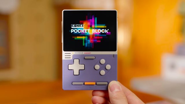 KONKR Pocket BLOCK màu tím trên tay với thiết kế dáng dọc